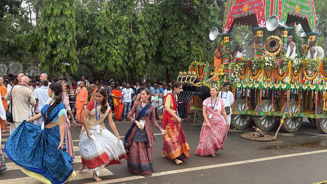 সকলেই মেতে উঠেছেন আনন্দ উৎসবে